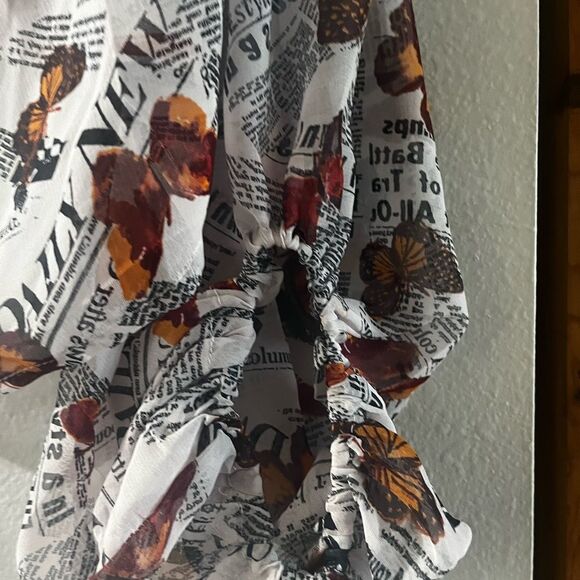 NWT Junior's Sz Small Live 4 Truth Top Butterfly & News Print (flowy) - Picture 13 of 15